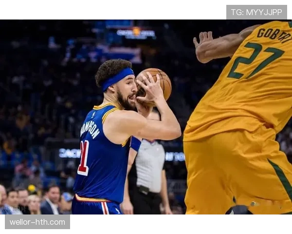 约什·史密斯突破篮下制造错位，助力球队提升关键时刻得分效率